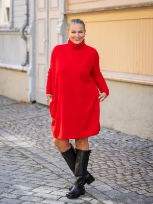 Catnoir Rød oversized ullkjole med høy hals og lommer