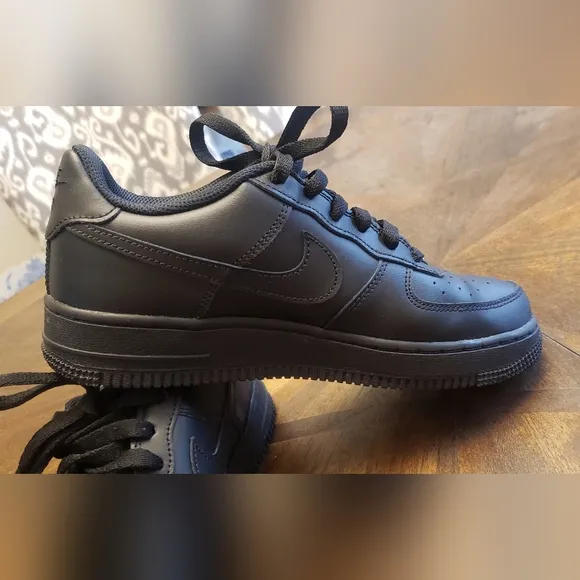 NIKE AIR FORCE 1 youth boys 5.5 black