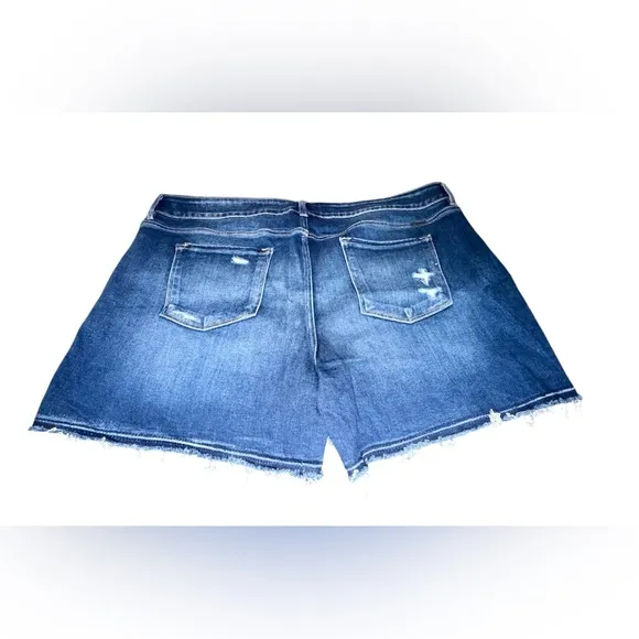 Plus Size NWOT 24W KanCan Mid Rise Released Frayed Hem 4in Short