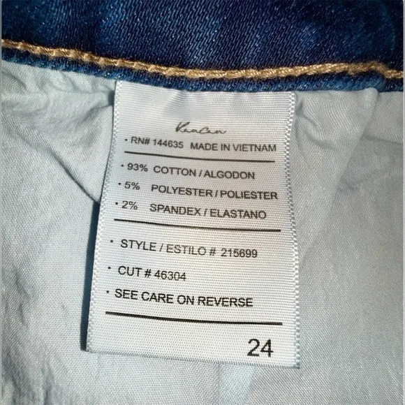 Plus Size NWOT 24W KanCan Mid Rise Released Frayed Hem 4in Short